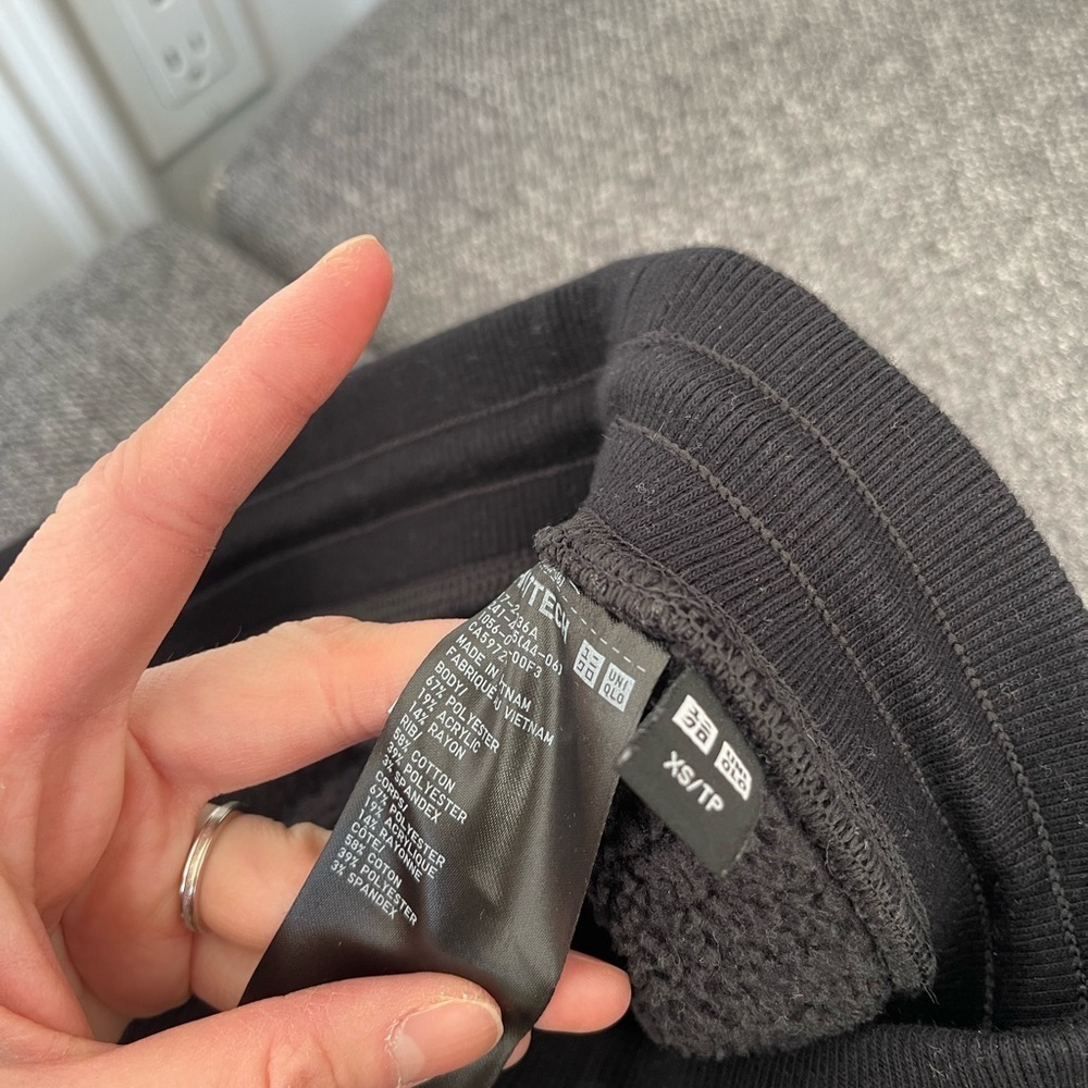 Uniqlo women's Heattech black Jogger Pants - Picture 3 of 4